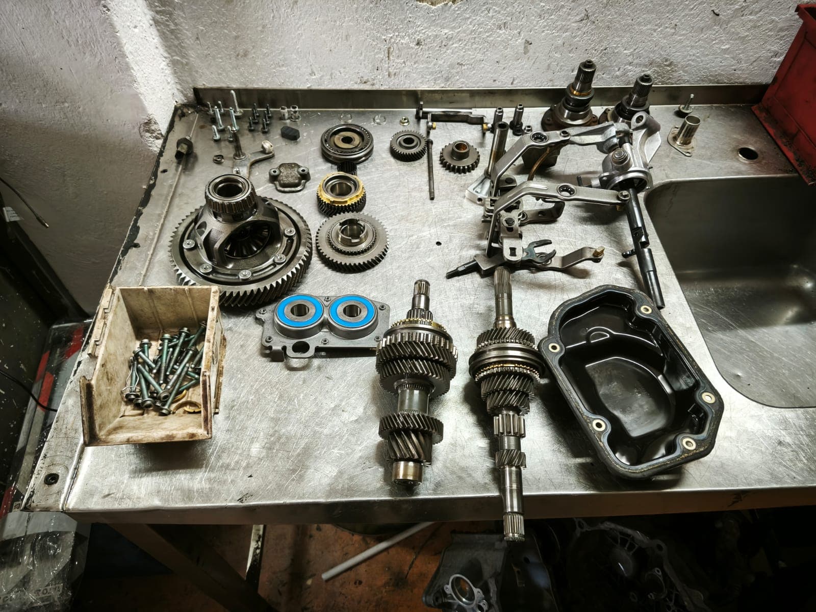 Pohled shora na díly